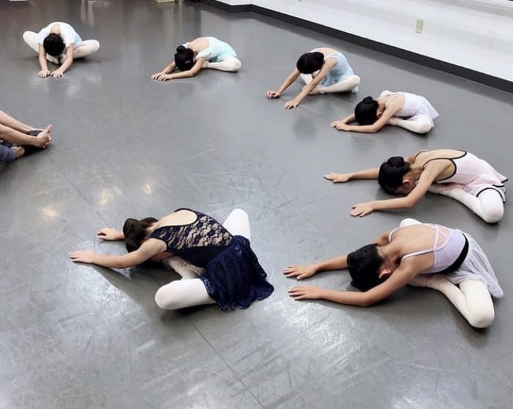 バレエストレッチ練習を行う子供たち、ミキバレエアカデミーでの丁寧な指導と練習風景を紹介。初心者から上級者までのバレエレッスンが充実。.
